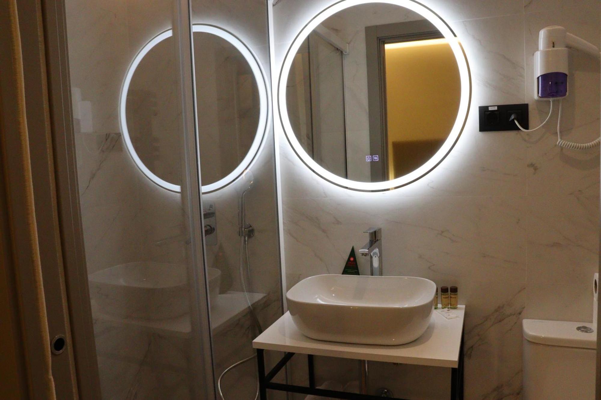 Hostal La Rua-Montera Madrid Bagian luar foto